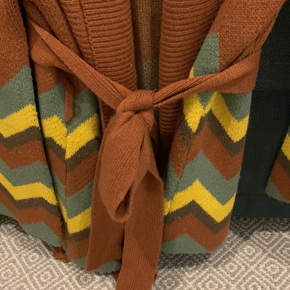 Size S (fits more like a M) belted cardigan. Slight flare sleeve. - Picture 2 of 3